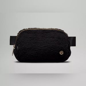 Lululemon‎ Everywhere Belt Bag Fleece Black/ Gold 1L One Size NWT
